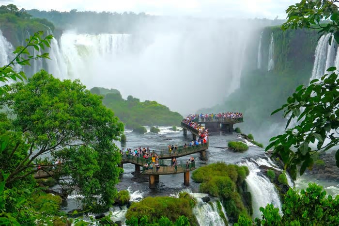 Cataratas do Iguaçu recebem turistas de 132 países e quebram recorde de visitação