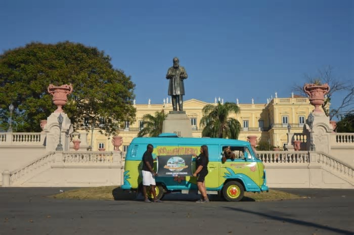 Casal percorre a Amazônia a bordo de Kombi inspirada na Máquina de Mistérios de ‘Scooby-Doo’