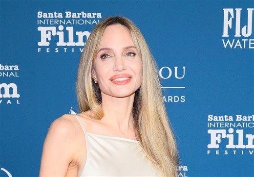 Angelina Jolie dispensa sutiã em look 'matador' para receber maior prêmio de festival nos EUA após ser esquecida pelo Oscar