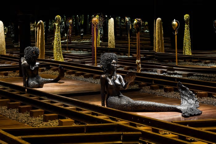 Mostra de Nádia Taquary evoca orixá do ferro com peças produzidas em metal