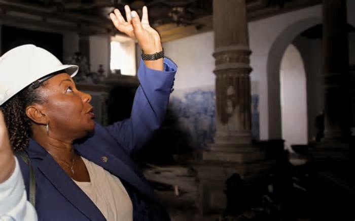 Ministra da Cultura promete obras para reformar igreja em Salvador após acidente com morte