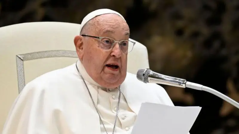 Papa está sem febre e estável, diz Vaticano