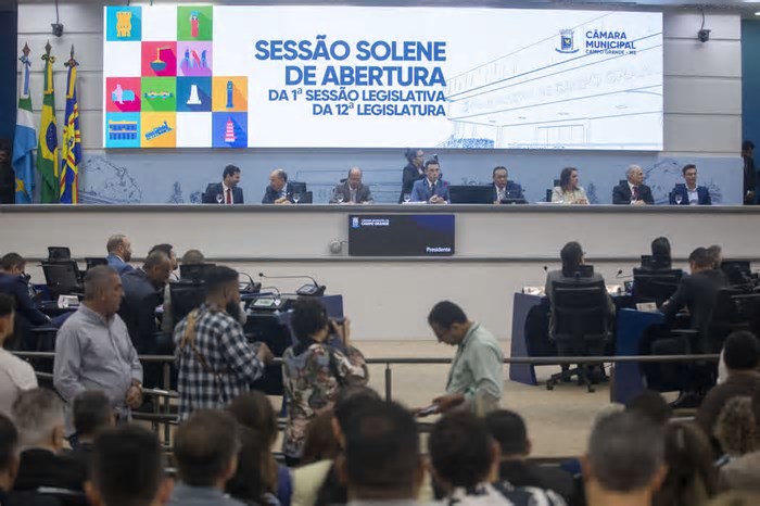 Câmara inicia ano legislativo com um minuto de silêncio e pedido de impeachment