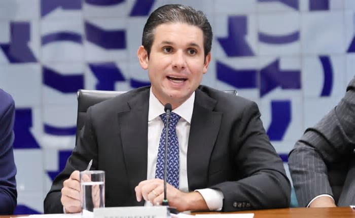 Motta vai a pré-carnaval ao lado de João Campos e ministro cotado para substituir Padilha