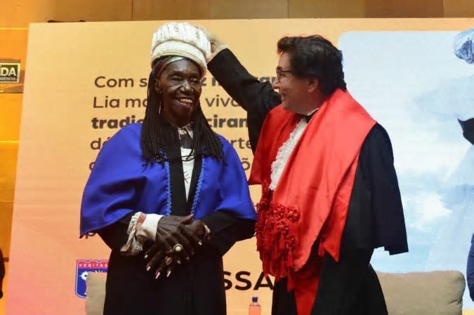 Lia de Itamaracá recebe título Honoris causa pela Uninassau