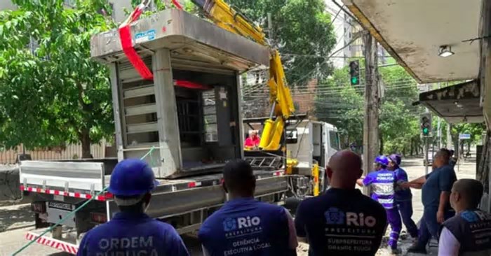 Banca de jornal removida de rua do RJ tinha até prancha de surf!