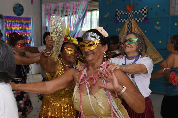 Viver 60+: Bailinho de Carnaval reúne mais de 100 pessoas idosas em Sobradinho