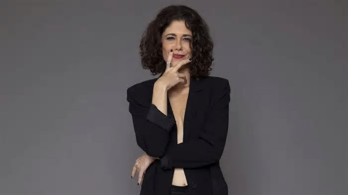 Juliana Martins estreia comédia sobre liberdade feminina em SP