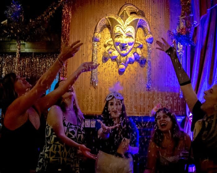 Bares e restaurantes fora do circuito dos blocos podem aumentar faturamento em até 25% no Carnaval