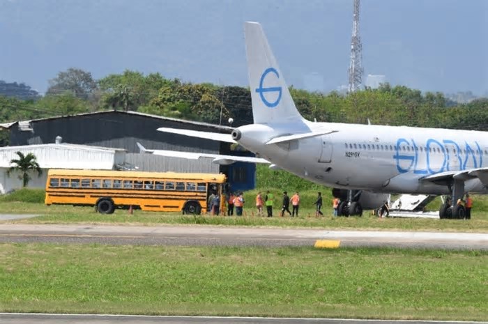 Algemados, brasileiros deportados dos EUA ficaram 12 horas sem comer, diz secretária