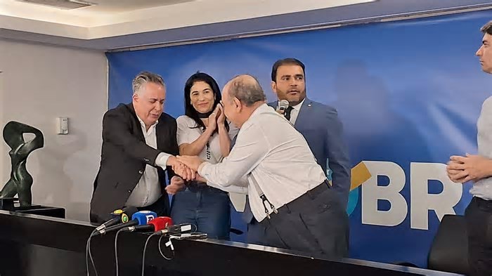 Após exoneração de indicados, vereadora declara paz e deixa briga com prefeito de BH no passado
