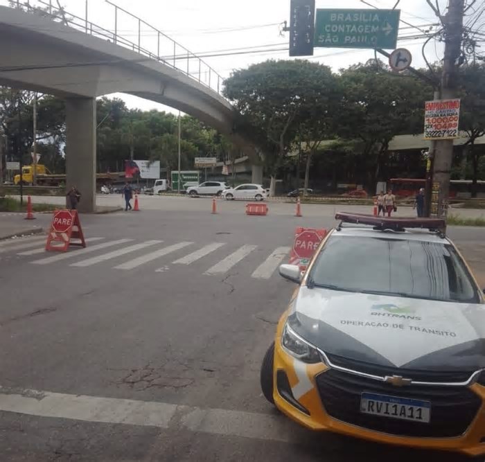 Caminhão derruba poste e complica trânsito na Via Expressa, em BH