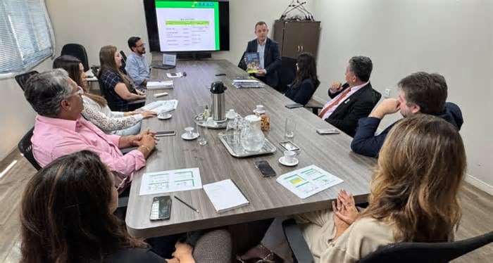 Juceg apresenta funcionamento da RedeSim em visita técnica à Prefeitura de Goiânia