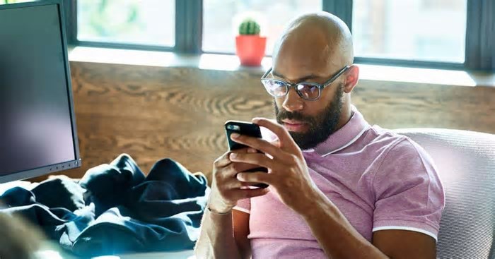 Por que funcionários estão 'contrabandeando' apps de IA para o trabalho