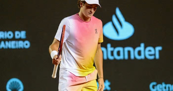 João Fonseca decepciona torcida, abusa dos erros e está eliminado do Rio Open