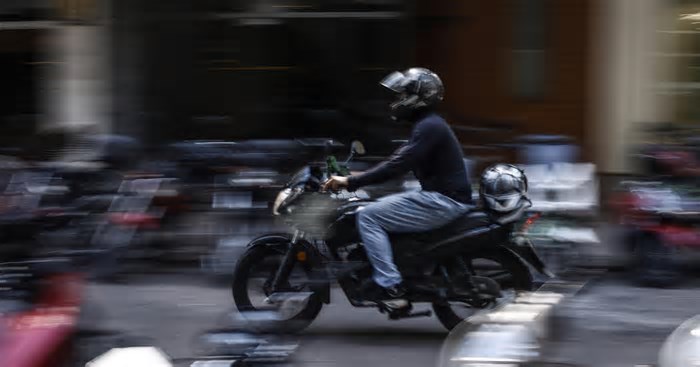 Transporte de passageiros com motos atrai por rapidez e preço, mas prefeitura de Porto Alegre não recomenda utilização