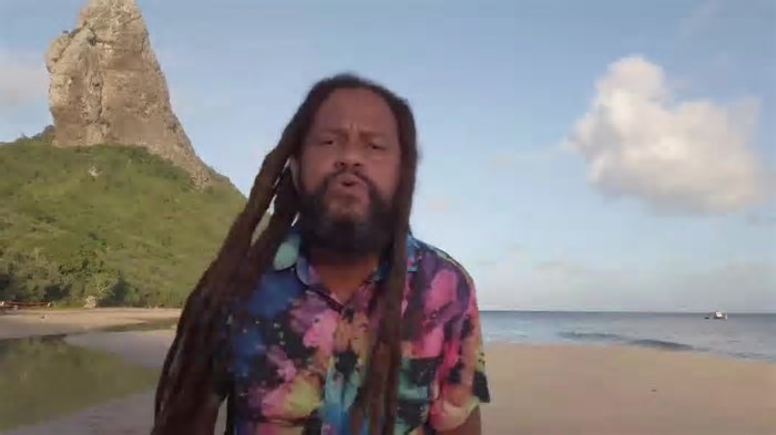 Cantor radicado em Fernando de Noronha leva reggae da ilha ao continente e faz shows em três estados no carnaval