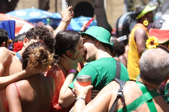 Carnaval no Centro do Rio: desfile de blocos teve funk, axé e até beijaço