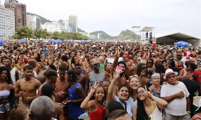 Blocos de Carnaval agitam o Rio de Janeiro neste sábado (22)
