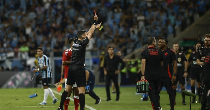 Entenda por que Roger Machado teve de sair de campo após expulsão de auxiliar no Gre-Nal