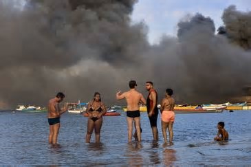 Após incêndio em fábrica, há risco de vazar óleo na Baía de Guanabara