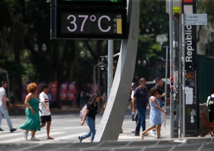 Onda de calor deixa São Paulo em estado de atenção; blocos de carnaval cobram distribuição de água