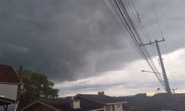 Chuva chega em Ivoti acompanhada de ventos fortes