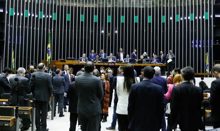 Câmara aprova pena para quem divulgar imagens de nudez geradas por IA