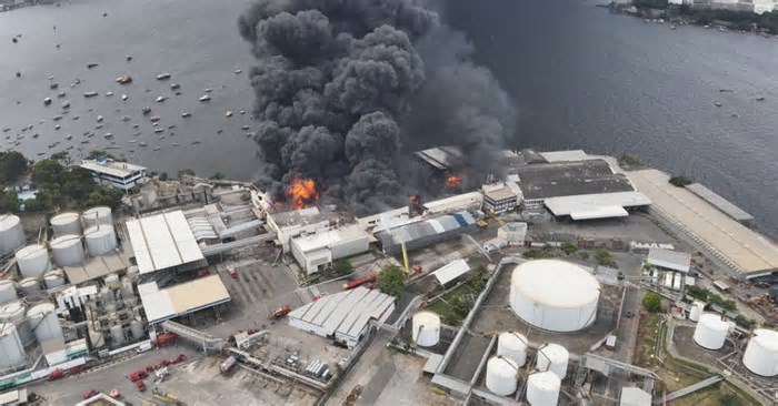 Bombeiros trabalham mais de 24h para controlar incêndio na Ilha do Governador