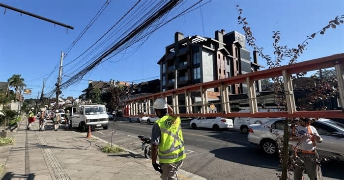 Gramado e Canela preparam ações para retirada de fios sem uso em postes nas cidades