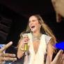 Claudia Leitte comandou mais um ensaio de verão neste sábado, 1º, no Candyall Guetho Square, em Salvador, e aproveitou o evento para convocar seus fãs para...