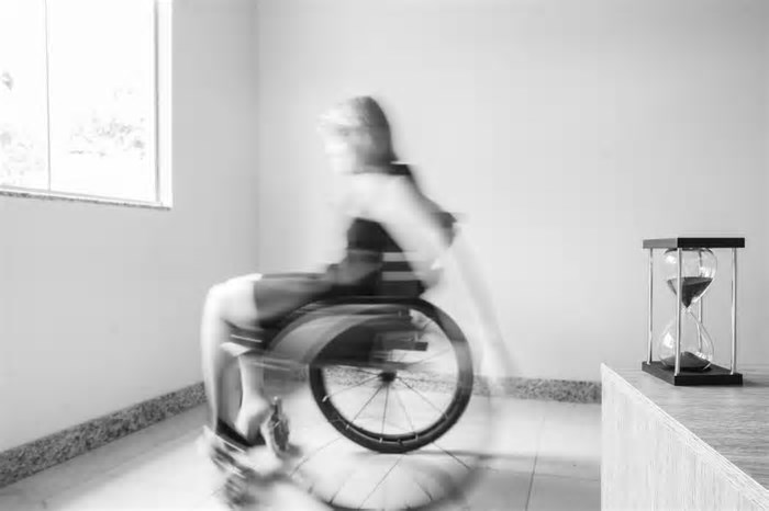 Além da Ataxia: Exposição traz autorretratos e intervenções urbanas sobre doença rara