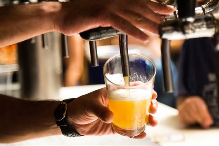 Cerveja, ombrelones, mesas: saiba regras que bares e restaurantes devem seguir durante o Carnaval de BH