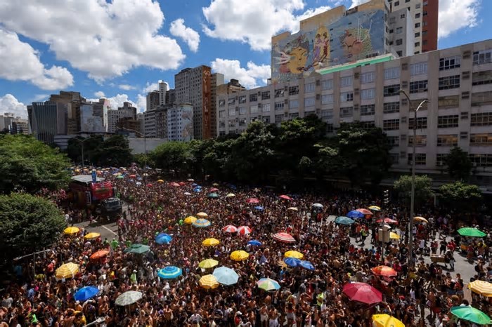 Supermercados e padarias de BH reforçam estoques para atrair foliões no Carnaval