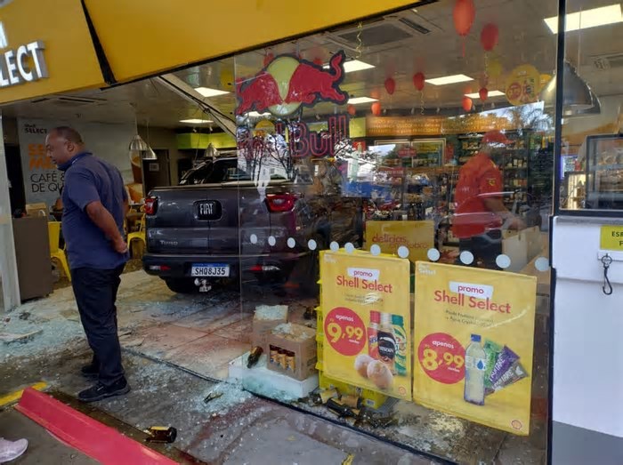 Idosa perde controle do carro e destrói loja de conveniência no Buritis, em BH