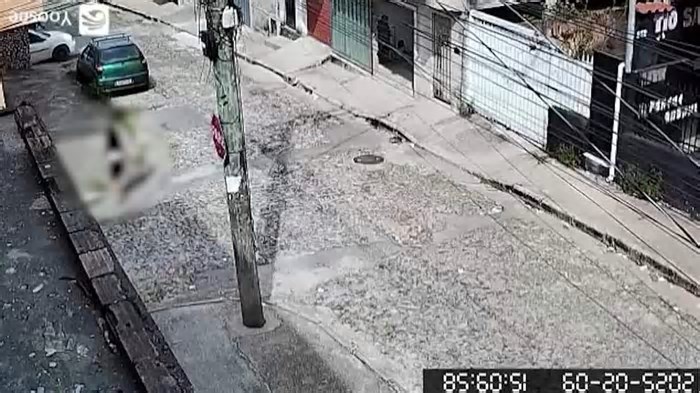 Imagens de câmera de vigilância mostram que pastor perseguiu adolescente antes de matá-la