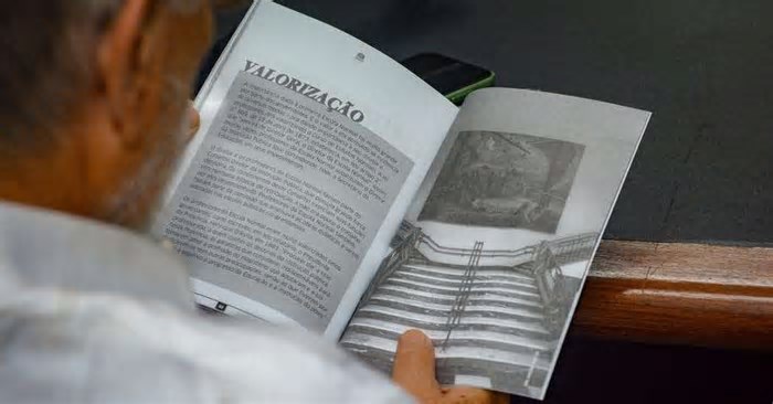 Publicação sobre história do Instituto de Educação é lançada em Porto Alegre