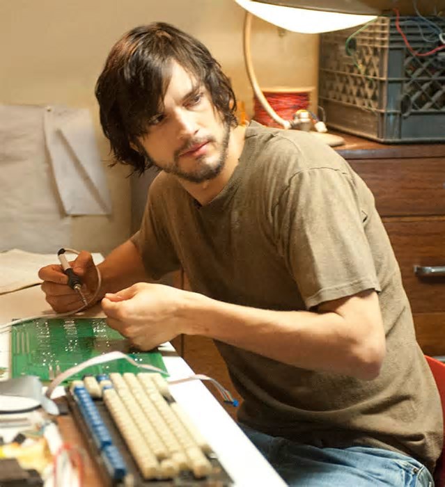 Ashton Kutcher como Steve Jobs? Confira famosos que já interpretaram gênios reais da ciência