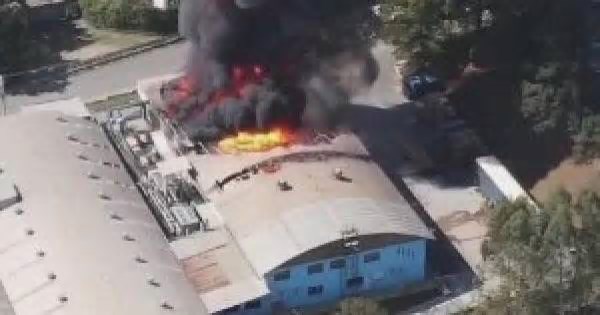 Incêndio atinge galpão na Zona Norte de SP