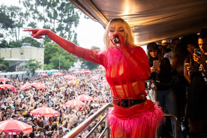 Carnaval 2025: Luísa Sonza comandará segunda edição do 'Modo Surto', bloco de rua em São Paulo