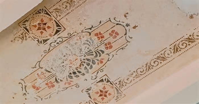 Recuperação pós-enchente revela antiga pintura escondida no teto da Casa de Cultura Mario Quintana