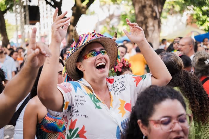 Até de pé enfaixado, foliões curtem Pré-Carnaval na praça da Gentilândia