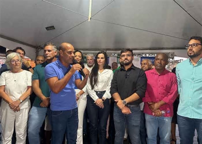 Presidente da Câmara, César Porto e outras autoridades marcam presença na reinauguração da nova Praça Cairu.