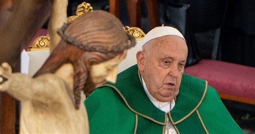 Em estado crítico de saúde, Papa Francisco faz novos exames que mostram evolução preocupante de quadro clínico. Saiba detalhes