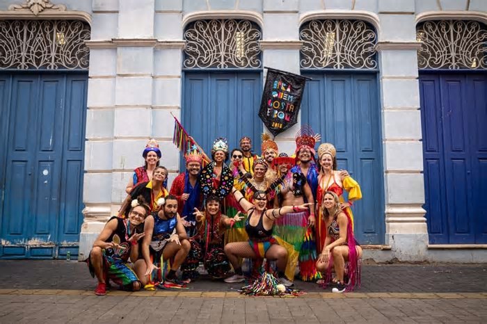 Blocos de Carnaval em Fortaleza apostam em figurinos e adereços com referências à cultura e inspiram foliões