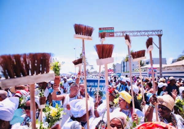 Moradores de Itapuã promovem a tradicional lavagem do bairro na quinta-feira (20)