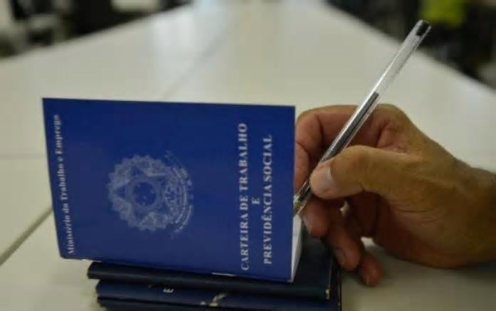 Desocupação do AM cai para 8,4% e informalidade é a quinta do País, diz IBGE