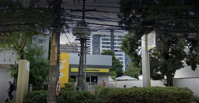 Obras de implantação de redes de esgotamento bloqueiam ruas de Caxias do Sul