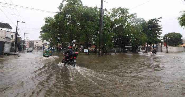 Mãe e filha morrem em deslizamento no Recife; cidade está em alerta máximo por causa das chuvas