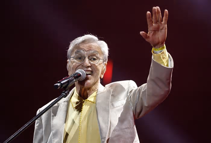 Homem que acusou Caetano Veloso de pedofilia é condenado a pagar R$ 10 mil em danos morais ao cantor